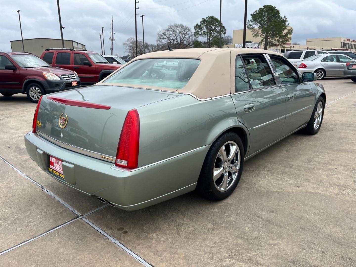 2006 green /TAN Cadillac DTS Sedan (1G6KD57Y96U) with an 4.6L V8 DOHC 32V engine, 4-Speed Automatic Overdrive transmission, located at 14700 Tomball Parkway 249, Houston, TX, 77086, (281) 444-2200, 29.928619, -95.504074 - Photo#6